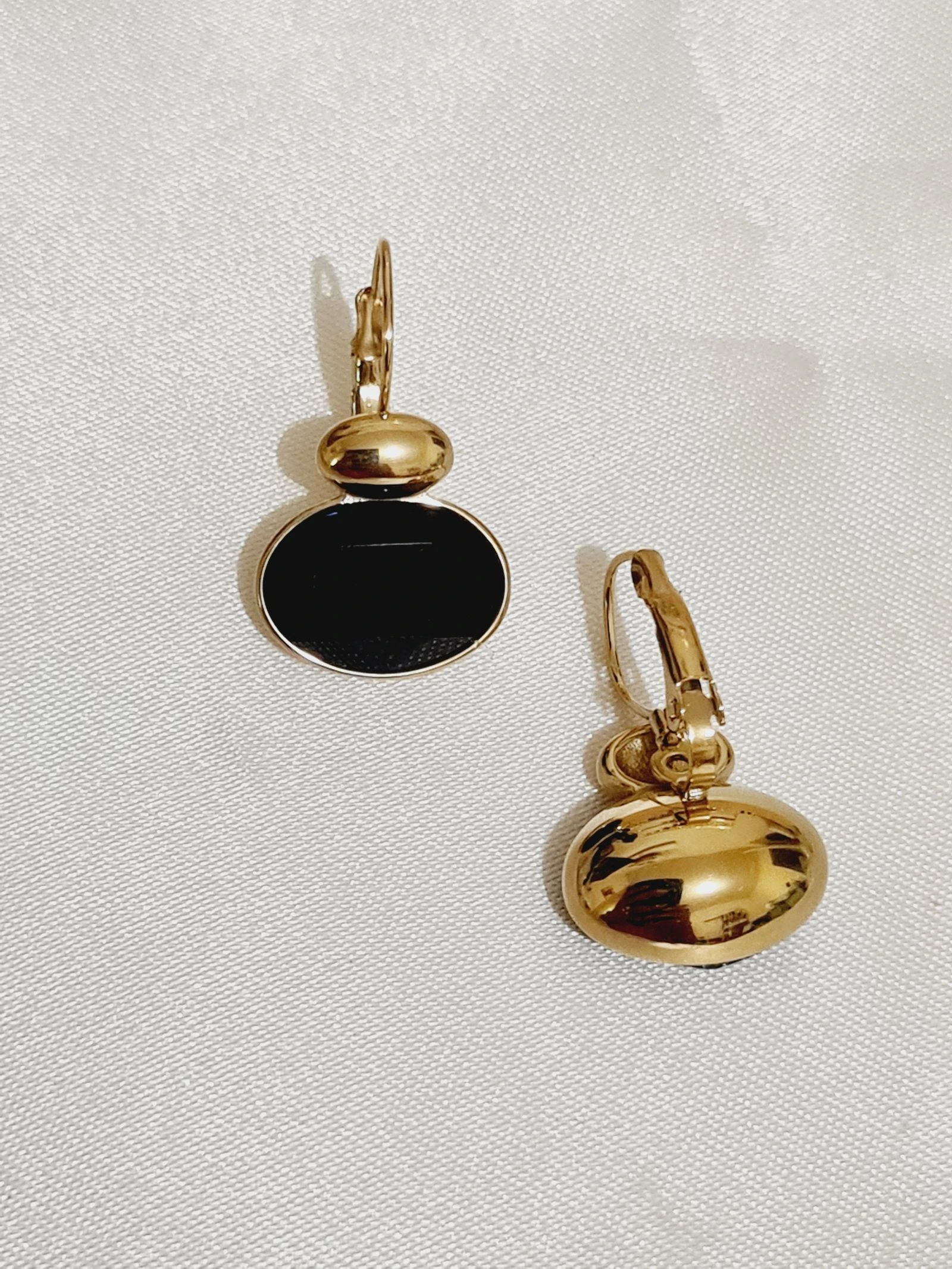 Gouden oorbellen met zwarte kristallen – photo 4